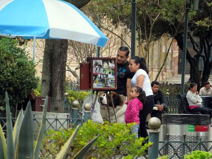 Parque Calderon tourists buying pictures