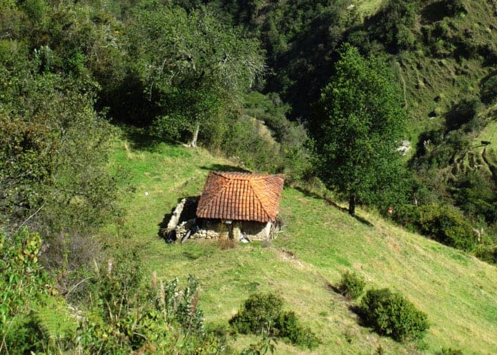 Adobe-house-in-the-mountains-near-Cuenca-Ecuador