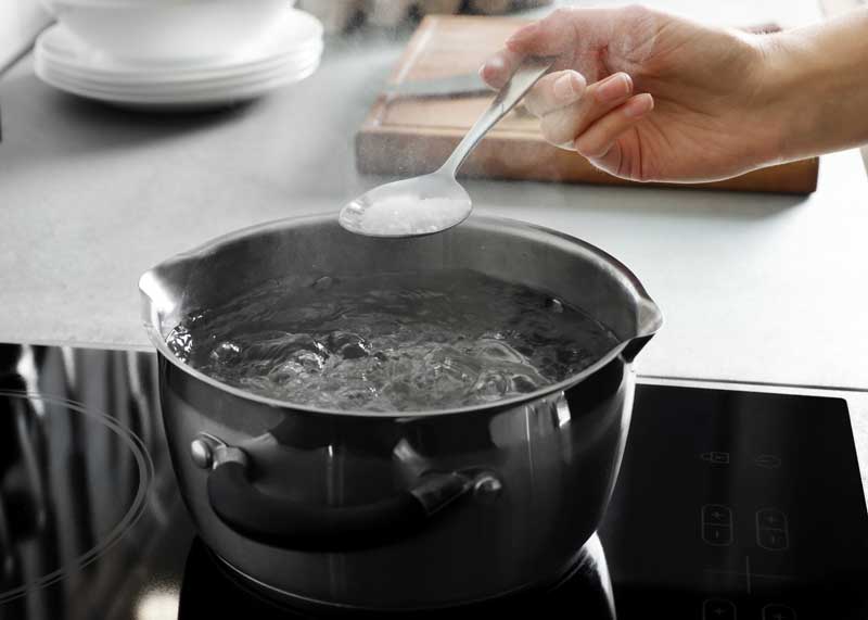 does salt make water boil faster